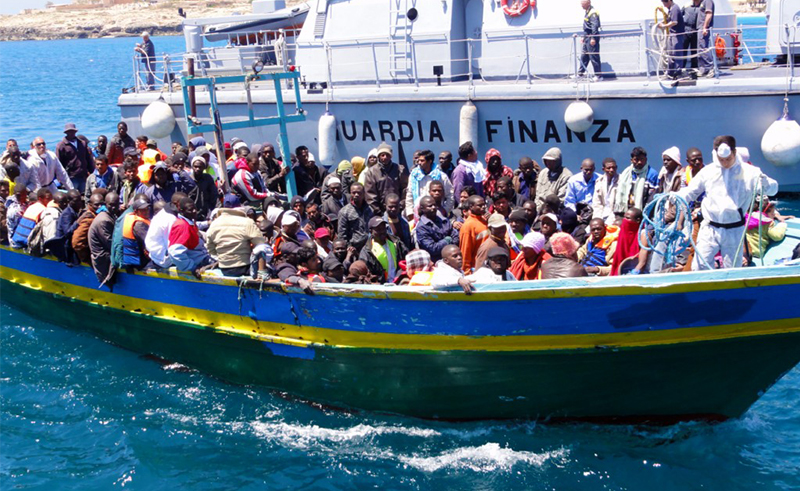 صورة لمركب إنقاذ أجنبية بجوار مرب هجرة غير شرعية