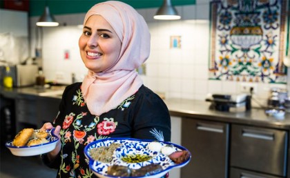 مهرجان برلين اختار لاجئة سورية تعمل أكل شامي في حفل الافتتاح