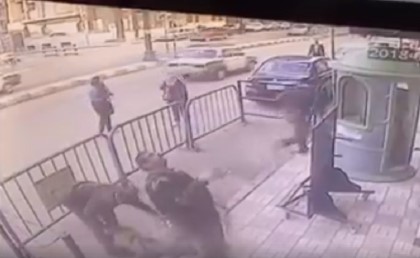 فيديو: أمين شرطة "لقف" طفل وقع من بلكونة في أسيوط