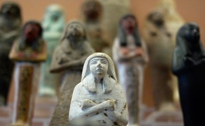 "الديلي إكسبريس": 90 تمثال فرعوني اتباعوا في مزاد علني بإنجلترا