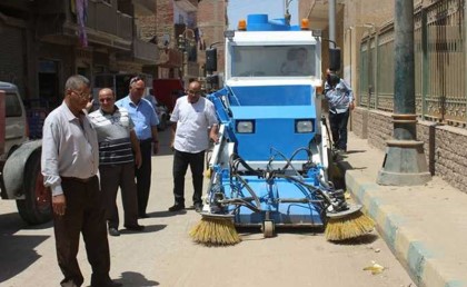 مهندس مصري عمل أول مكنسة آلية لتنظيف الشوارع في المنيا