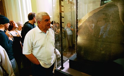 المتحف المصري الكبير بيطالب باستعادة حجر رشيد من بريطانيا