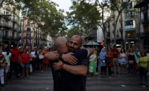 مسيرة أحضان ضد الإرهاب في برشلونة