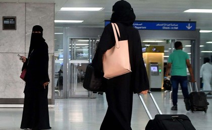 السعودية ألغت شرط تصريح السفر لأي ست فوق الـ 21 سنة
