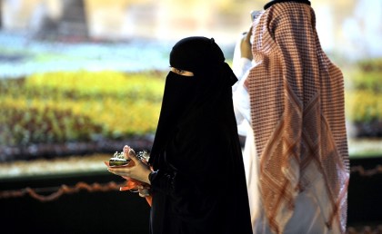 قانون جديد في السعودية بيعاقب الأزواج اللي بيتجسسوا على بعض بالغرامة والحبس