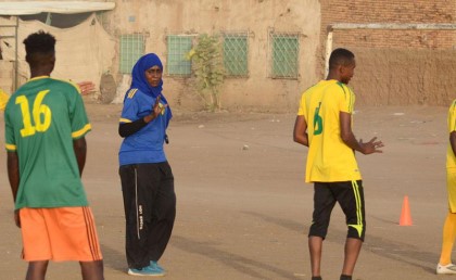 أول عربية بتدرب فريق كرة قدم رجالة في السودان