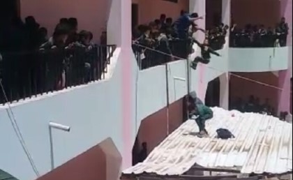 فيديو: مدير مدرسة يمني بيعاقب الطلاب برميهم من الدور التاني