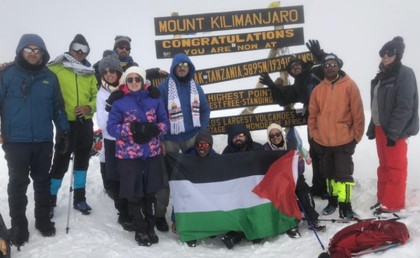فريق متسلقين رفعوا علم فلسطين فوق أعلى قمة جبلية في أفريقيا