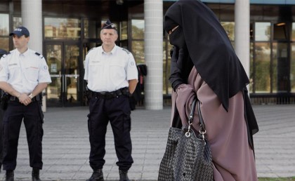 هولندا أقرت قانون منع ارتداء النقاب في الأماكن العامة