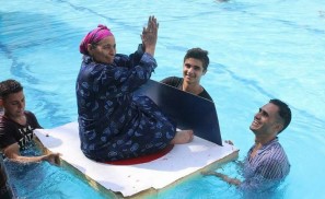 مسنيين في المنيا بيقضوا يوم في حمام السباحة لأول مرة