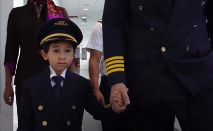 أصغر كابتن طيار في العالم مصري عنده 6 سنين