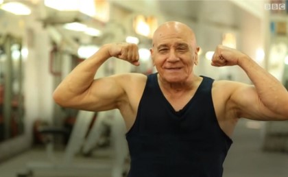 رياضي عنده 78 سنة هيفتح جيم للمسنين