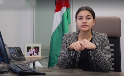 طفلة بقت رئيسة الوزراء احتفالًا باليوم العالمي للطفولة في الأردن