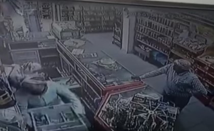 فيديو: عامل مصري منع عصابة مسلحة من سرقة سوبر ماركت في السعودية