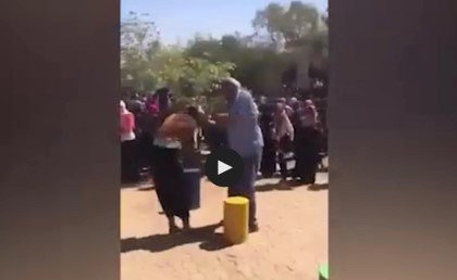 فيديو: رئيس جامعة في السودان ضرب طالبتين في مظاهرة واعتذر بعدها