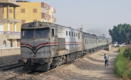حركة القطارات من طنطا للزقازيق وقفت بسبب طوبة حدفها مجهول على سواق قطر